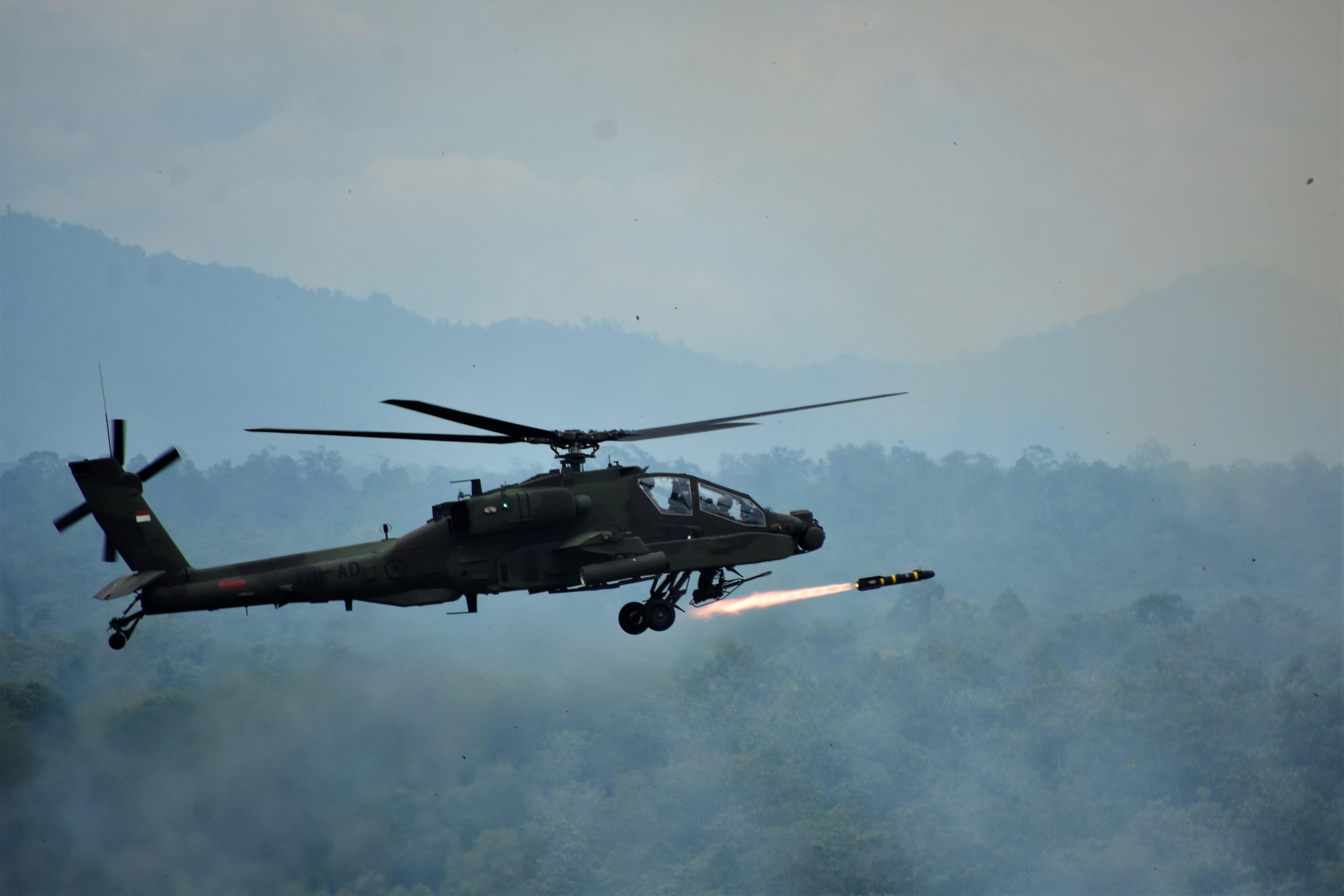 Heli Apache sdang melaksanakan Tembakan