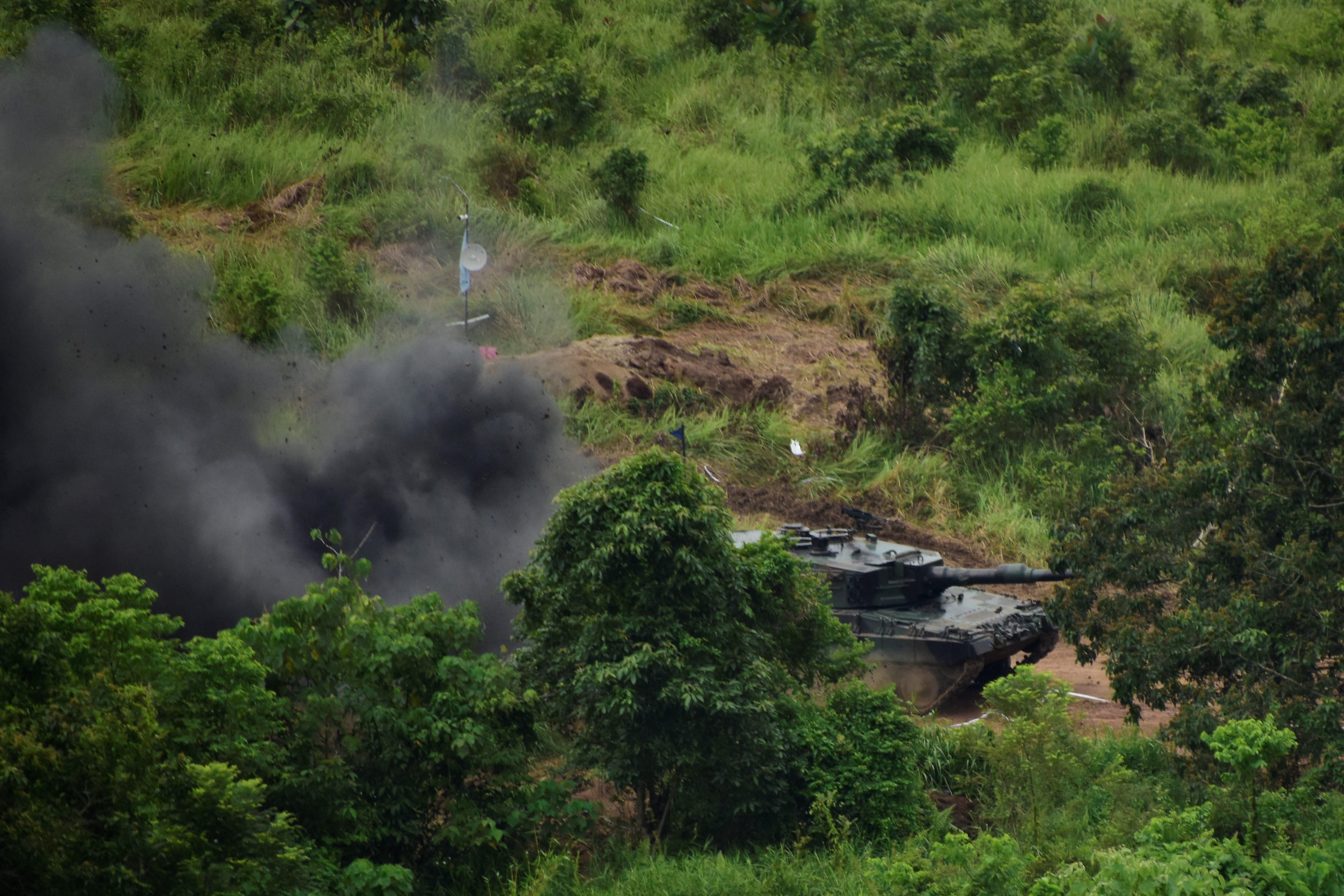 Tank Leopard Melaksanakan Manuver gerak maju